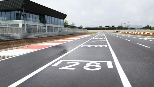 Jeden z najlepszych torów w Polsce. Autodrom ma licencje, zaczyna szukać pracowników