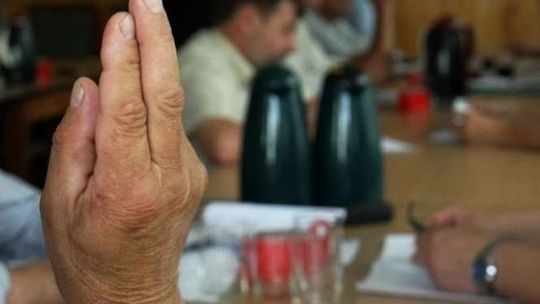 Jeden z radnych sam sobie zrobił kartę do głosowania. Wybór unieważniony
