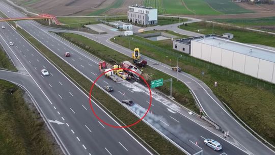 Jedna kolizja obok drugiej na obwodnicy Lublina. Kierowca hamował tak, że aż się dymiło [wideo]