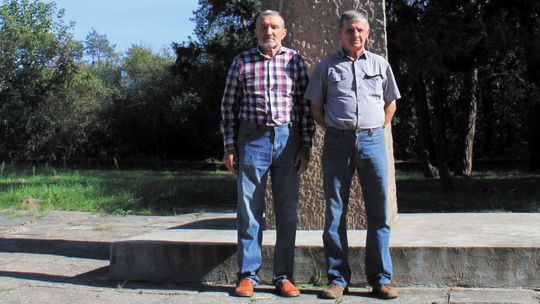 Jedna władza postawiła im pomnik na działce. Druga obarcza kosztami