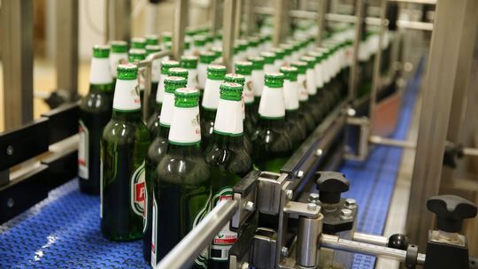 Jednak się dało. Piwo Perła także w brązowej butelce do zwrotu