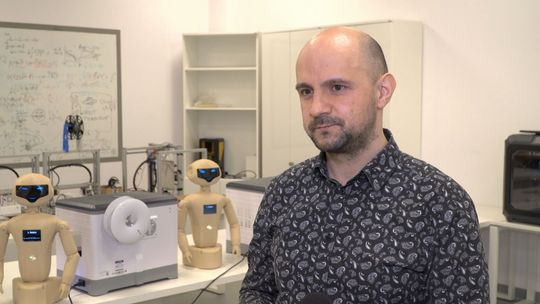 Jedne koszą trawniki, drugie operują ludzi. W przyszłości roboty będą odczuwać emocje?