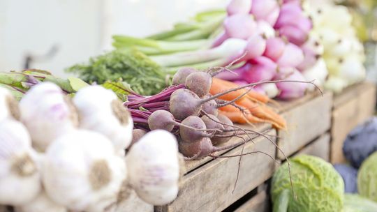 Jedni sprzedają warzywa, inni ubrania albo garnki. Jest pomysł, by płacili na targowisku tak samo