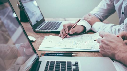 Jedni zwalniają, drudzy zatrudniają. Bezrobocie wyższe niż przed rokiem