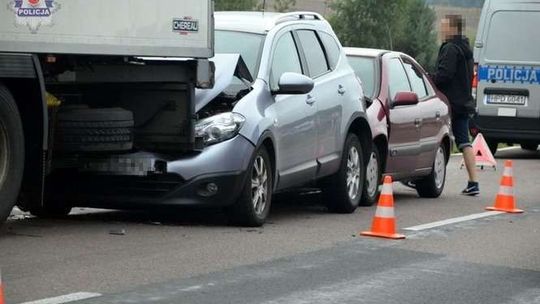 Jedno gwałtowne hamowanie. Zderzyły się cztery samochody