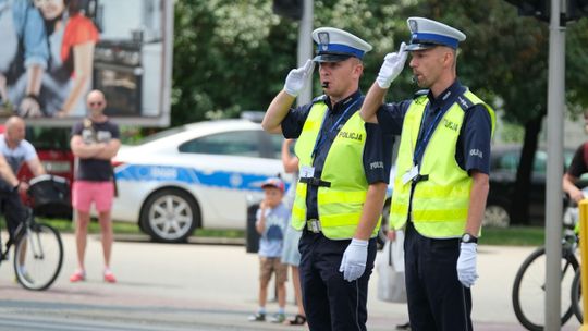 Jedno skrzyżowanie, wielu policjantów. Kto najlepiej kieruje ruchem? [zdjęcia]