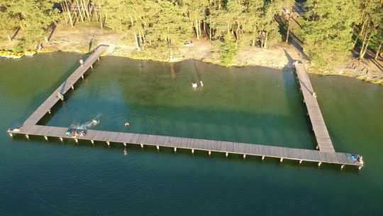 Jedno z najpopularniejszych jezior w woj. lubelskim [wideo i zdjęcia z drona]