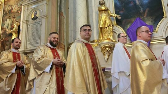 Jedyna taka msza w roku. Setki księży w lubelskiej archikatedrze. Zdjęcia