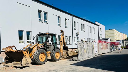 W Zamojskim Szpitalu Niepublicznym dobiega końca rozbudowa i modernizacja Zakładu Opiekuńczo-Leczniczego. Trwają ostatnie prace wykończeniowe, a nowa część ZOL ma zostać uruchomiona jesienią. Inwestycja o wartości ponad 11 mln zł została w większości sfinansowana z Krajowego Planu Odbudowy.