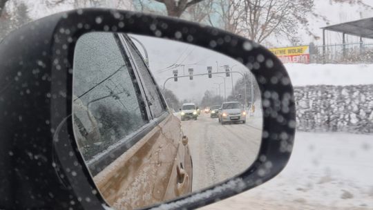 Jedź ostrożnie. Błoto pośniegowe w 13 województwach