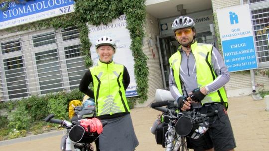 Jedzie na rowerze dookoła Polski. Wyzdrowiał i pomaga