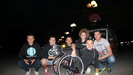 Jedzie wózkiem z Rzeszowa do Suwałk. Gorące powitanie w Białej Podlaskiej