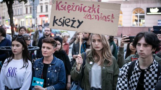 "Jesień średniowiecza" przed biurami PiS w Lublinie. Protest w obronie edukacji seksualnej
