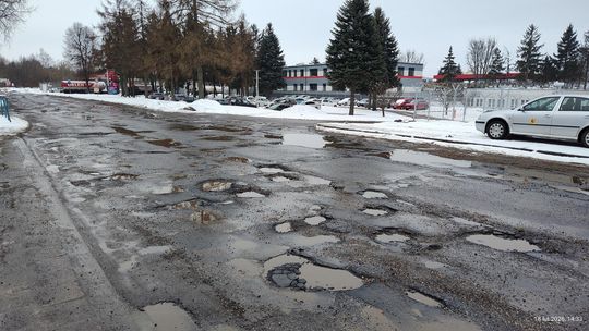 Drogowcy rozpoczęli pozimowe naprawy ulic w Lublinie. Prace prowadzone są w wielu częściach miasta, także w godzinach nocnych.
