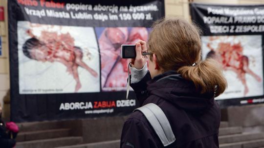 Jest kara za plakaty antyaborcyjne z zakrwawionymi płodami w centrum Lublina