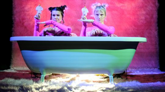 Jest książka, jest spektakl: jak płakać w miejscach publicznych