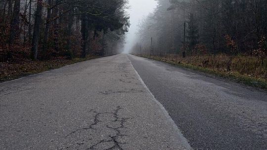 Jest market, nie ma chodnika. Mieszkańcy ryzykują 