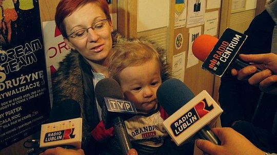 Jest normalnym chłopcem, ale nie ma nóżek. Mały Mikołajek potrzebuje pomocy
