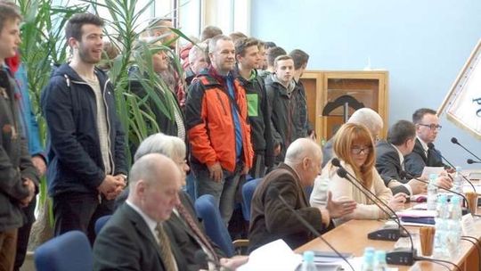 Jest uchwała ws. nowej hali w Puławach. Kibice zdopingowali radnych do głosowania