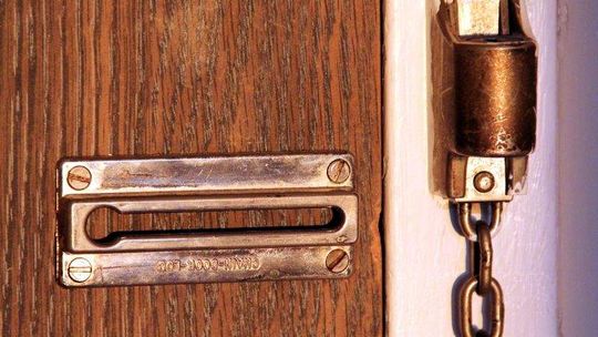 "Jesteśmy z zakładu energetycznego". Domokrążcy oszukują starszych ludzi