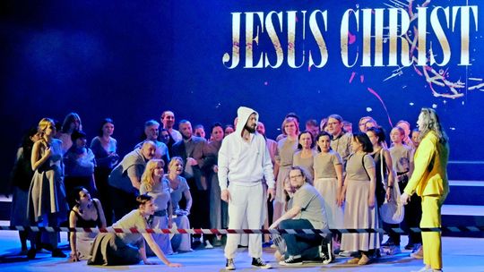 1 i 2 kwietnia w Sali Operowej CSK widzowie będą mogli zobaczyć nowoczesną interpretację pasji w reżyserii Tomasza Mana. Scena ukrzyżowania w inscenizacji staje się wydarzeniem medialnym, a historia Chrystusa przenika współczesny świat mediów społecznościowych. Spektakl pełen muzyki, symboliki i emo