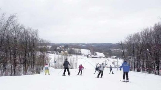 Jeszcze można szusować, ale co dalej? Właściciele stoków nerwowo śledzą pogodę