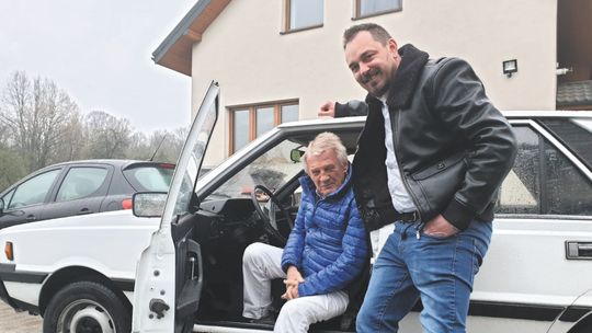 Jeździ polonezem, lata na paralotni. I pomaga choremu koledze z dzieciństwa. Zbiórka trwa