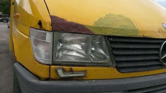 Jeździł rozpadającym się samochodem. Bo szef mu kazał