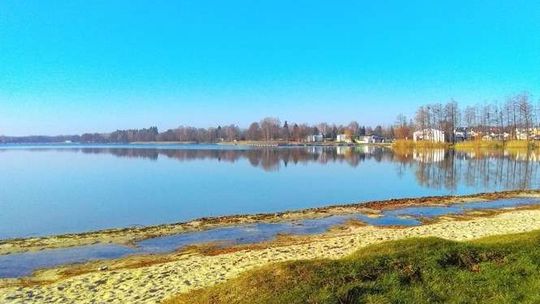 Jezioro Białe, ale już nie takie czyste. Akwen coraz bardziej zanieczyszczony