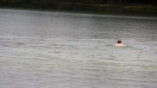 Jezioro Firlej: Zsunęła się z materaca i wpadła do wody. Kobieta zmarła