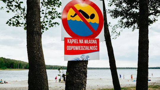 Jezioro Piaseczno: "Kąpiel na własną odpowiedzialność". Gmina stawia tabliczki