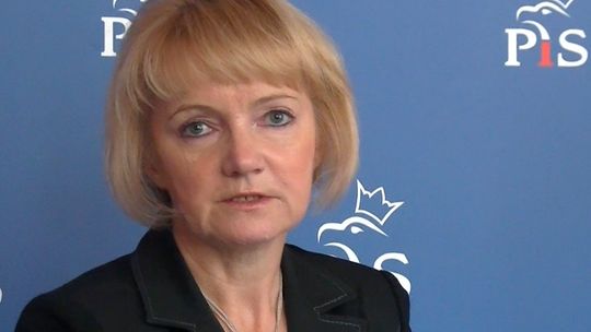 Jolanta Szczypińska skarży premiera. Żąda zdjęcia z brzozą smoleńską (wideo)