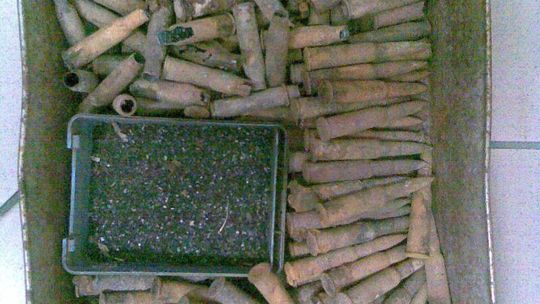 Józefów: Lud się zbroi. Policja odkryła arsenał nielegalnej broni i amunicji