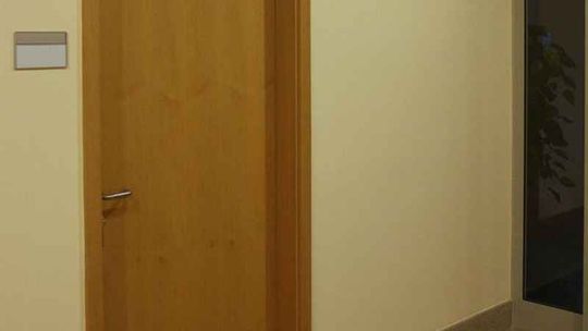 Józefów: Mieli zdjąć tabliczkę, zmienili całe drzwi