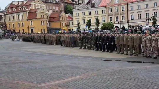 Jubileusz Straży Granicznej na Placu Zamkowym. Trwa uroczysty apel