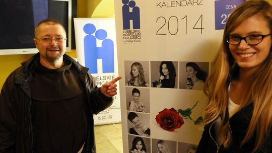 Julia Pietrucha podpisywała kalendarz