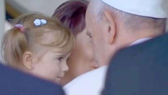 Julka chodzi, bo papież dał pieniądze na jej leczenie. Teraz się z nim spotkała