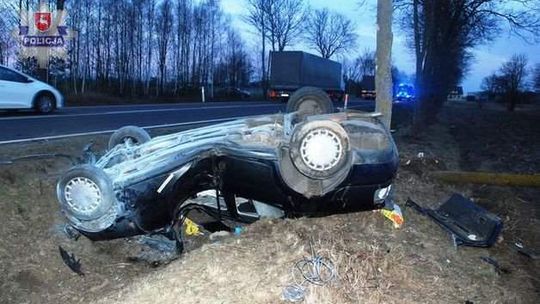 Jurki: Kierowca miał 1,5 promila, skończył na drzewie