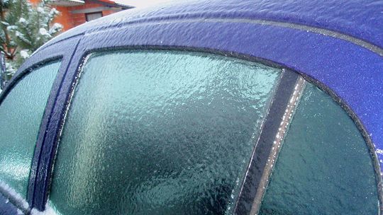 Jutro rano wielkie skrobanie szyb. W nocy marznący deszcz i gołoledź