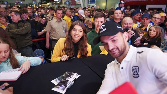 Już dawno na lotnisku Lublin nie było takich tłumów. Przyleciał Bartosz Zmarzlik i inni nowi żużlowcy Motoru