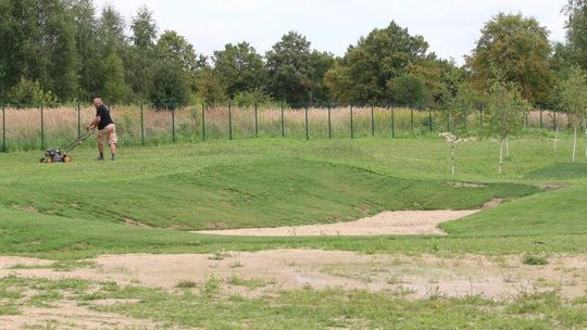 Już koszą trawę na polu golfowym nad Zalewem Zemborzyckim