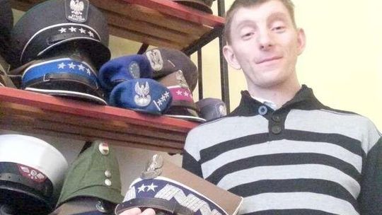 Już ma kilkaset czapek w kolekcji. Wojskowi przywieźli generalską rogatywkę