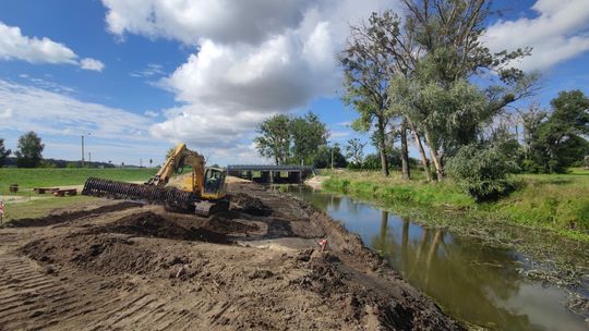 Już nie będzie "na łeb, na szyję". Huczwa wypłycona, powstaje plaża [zdjęcia]