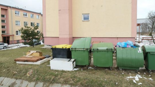 Już półtora miesiąca czekają na odbiór śmieci. Ale wreszcie są dobre wiadomości