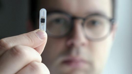 Już ponad 1000 osób ma pod skórą implant płatniczy wymyślony przez Polaka