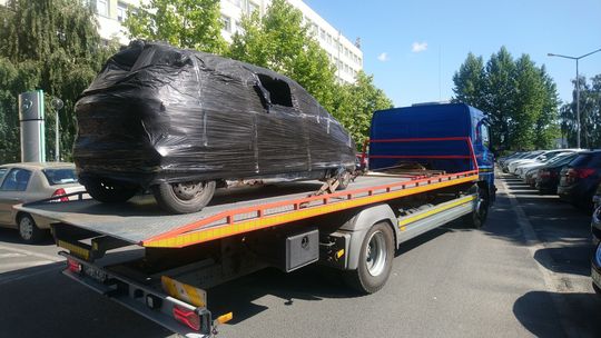 Już spakowany. Odholowali samochód cały owinięty czarną folią