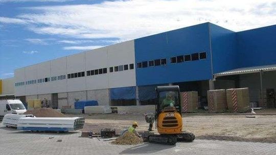 Już szykują się na przyjęcie towaru. Nowy market budowlany