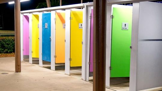 Kabiny WC z płyt HPL – dlaczego to najlepszy wybór dla Twojej inwestycji?