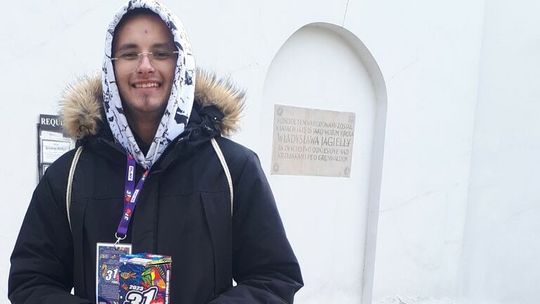 Kacper czeka przy kościele powizytkowskim w Lublinie