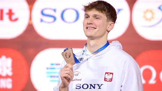 Kacper Stokowski z AZS UMCS Lublin odebrał gratulacje za swój występ na MŚ w pływaniu